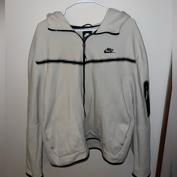 Nike Tech Fleece - Picture 1 of 4